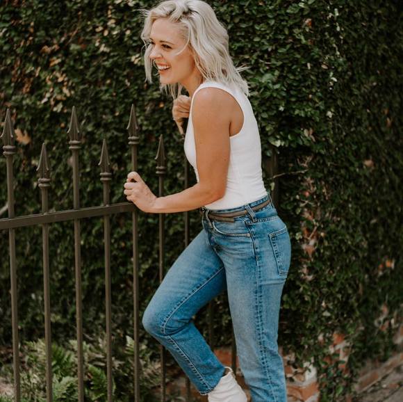 Meet your Posher, Courtney - Picture 1 of 1